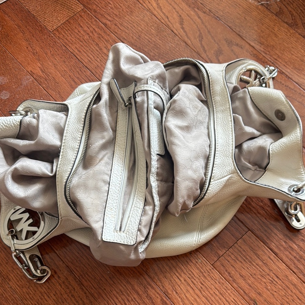 Michael Kors Fulton Elegant White Leather  Bag - Picture 8 of 14